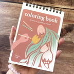 cahier de coloriage Floral tenu en main