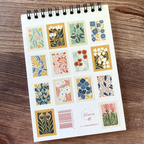 Cahier de coloriage Floral 1 de dos posé sur une table
