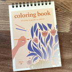 cahier de coloriage Floral 2 sur une table 