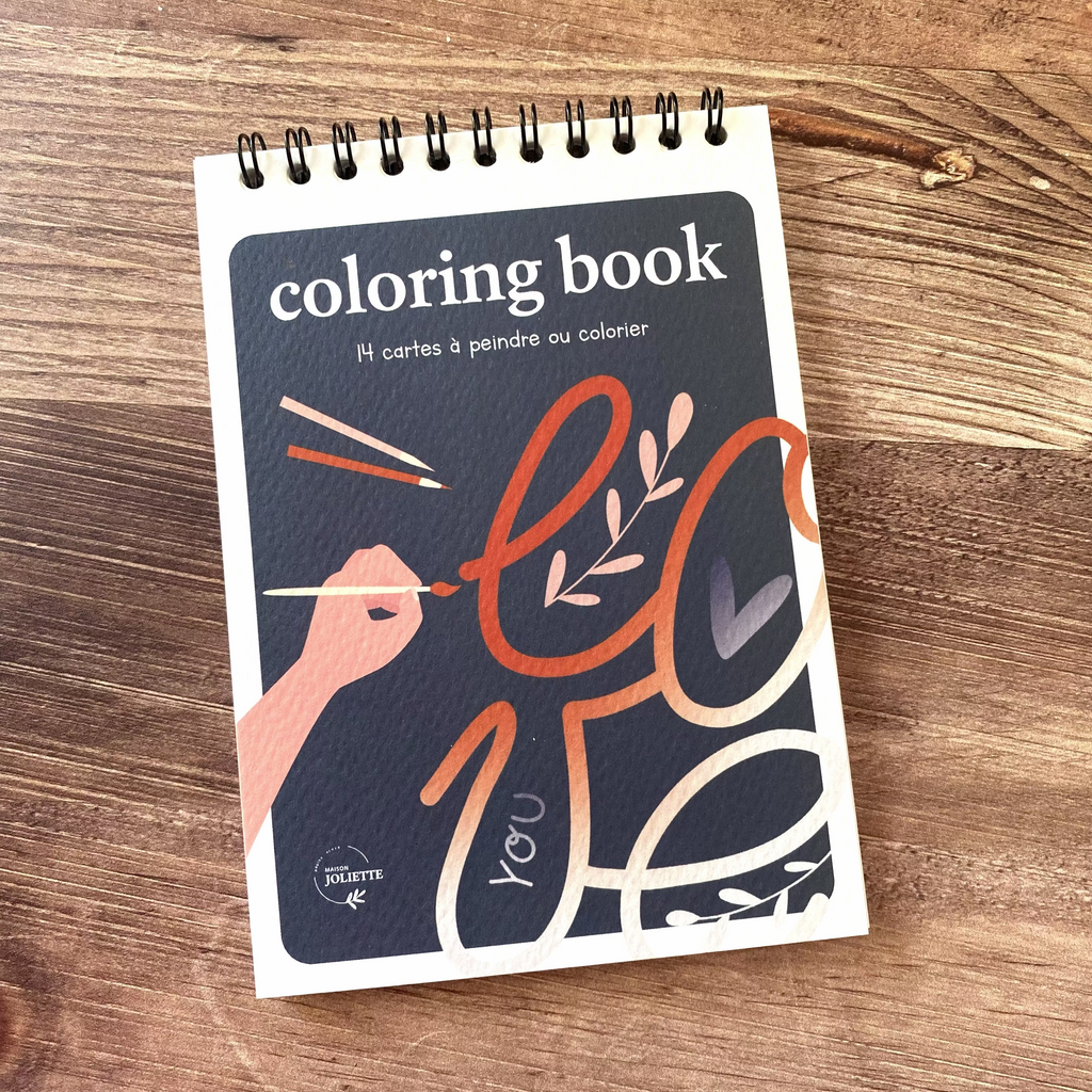 Cahier de coloriage Love posé sur une table