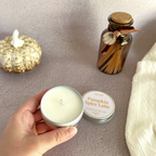 Bougie pumpkin spice latte ouverte et tenue en main 