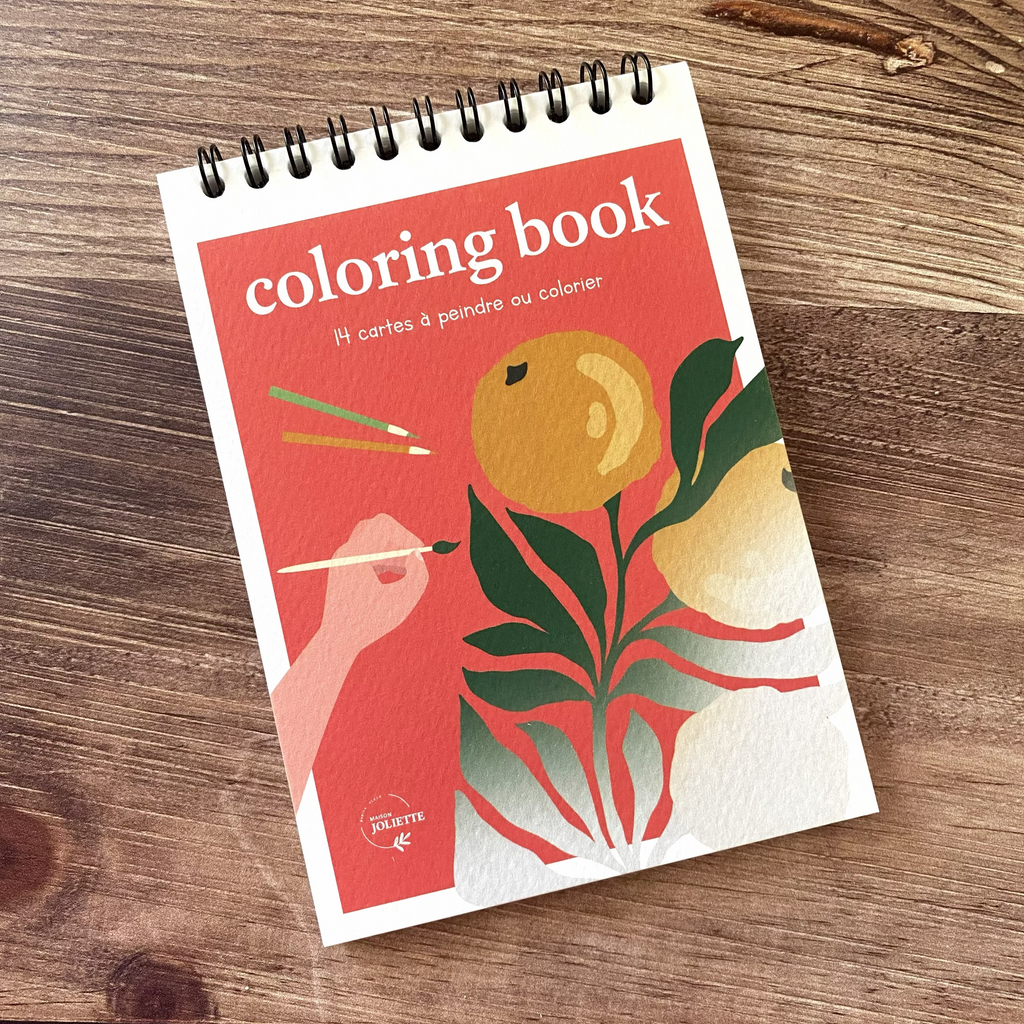 Cahier de coloriage Tropical posé sur une table